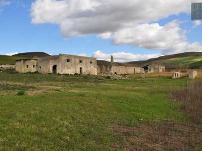 Fiancheggiamo i resti di una masseria... 